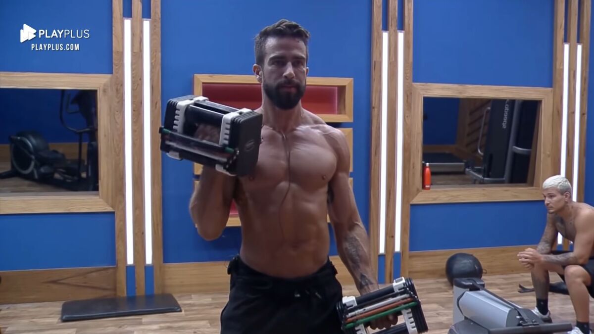 Erasmo Viana treinando na academia de A Fazenda 13, ao lado de MC Gui