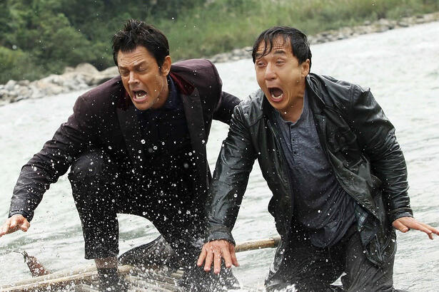 Jackie Chan em trecho do filme Fora Do Rumo