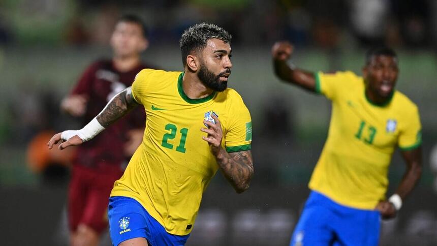 Gabigol comemorando com pelo Brasil contra a Venezuela