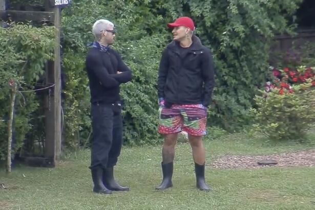 MC Gui e Gui Araujo conversaram sobre a formação da roça de hoje em A Fazenda 13 e criticaram peões que não se posicionam dentro da sede.