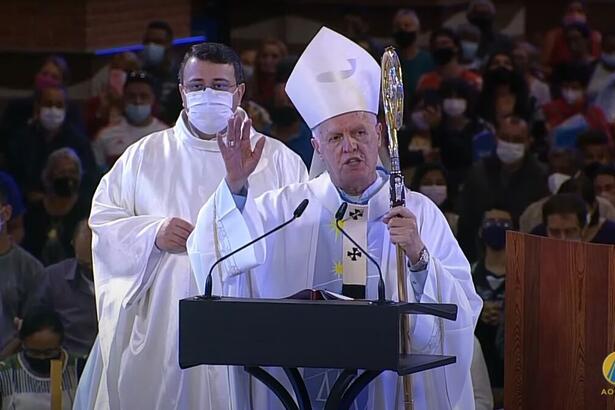 Dom Orlando Brandes celebrando a Missa Solene com transmissão da TV Aparecida