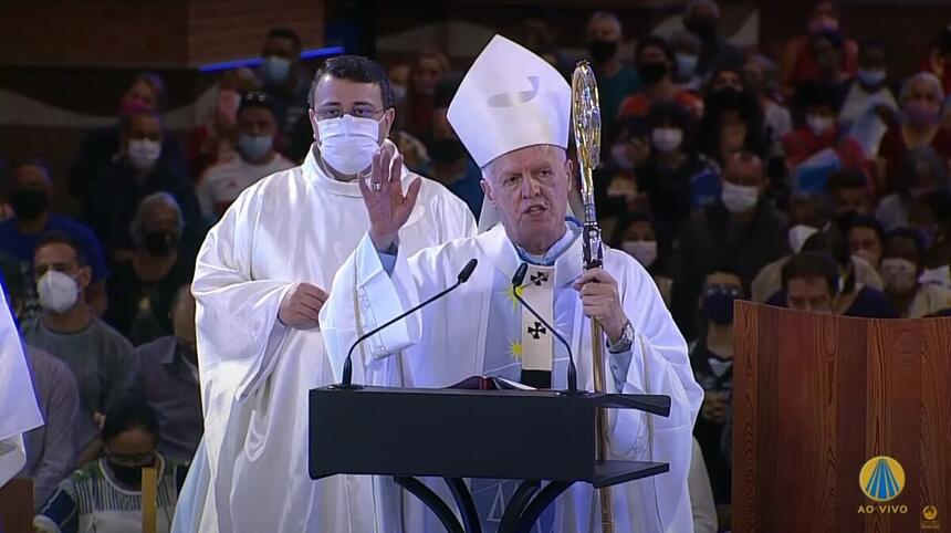 Dom Orlando Brandes celebrando a Missa Solene com transmissão da TV Aparecida