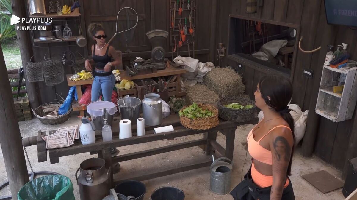 Sthe e Mariana conversando no local onde se pegava as rações dos animais em A Fazenda 13