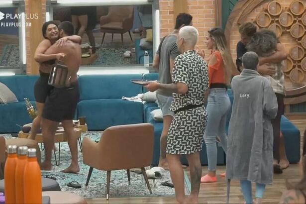 Mileide Mihaile recebe o abraço de Bil Araújo após vencer a Prova de Fogo