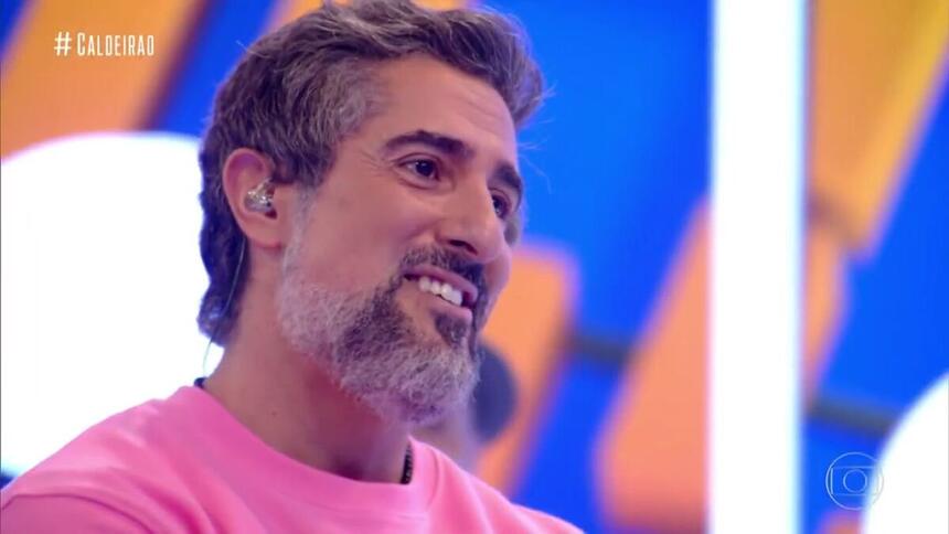 Marcos Mion chora ao ver o grupo Titãs se apresentar no Caldeirão