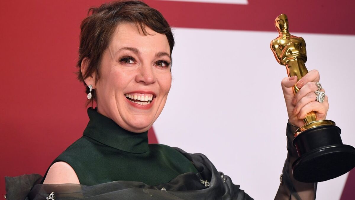 Olivia Colman segura o oscar e sorri para foto