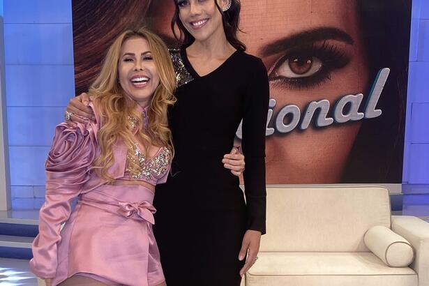 Joelma com Daniela Albuquerque na frente do telão do programa Sensacional