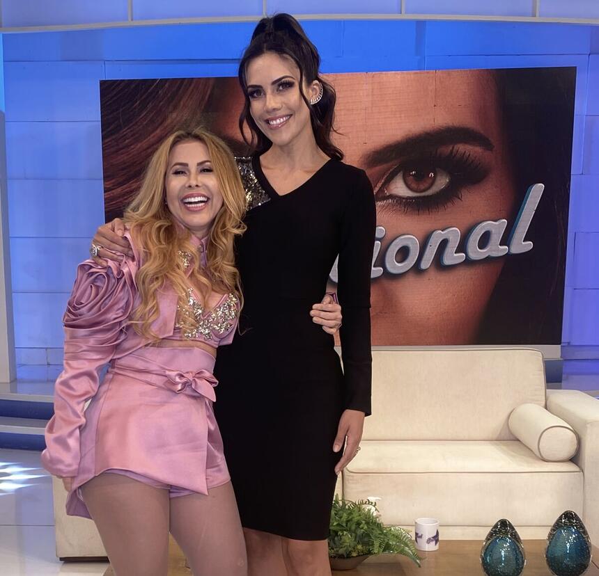 Joelma com Daniela Albuquerque na frente do telão do programa Sensacional