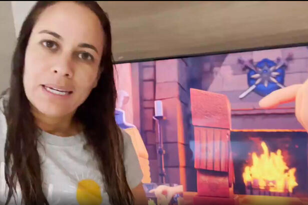 Renata Alves com televisor e desenho atras