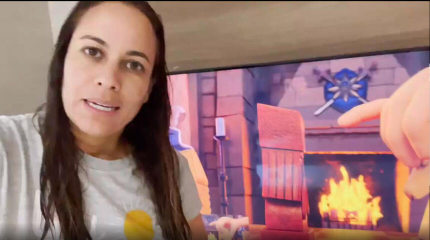 Renata Alves com televisor e desenho atras