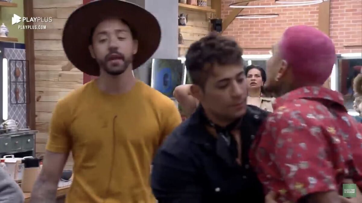 Rico e Dynho protagonizaram durante a madrugada desta sexta-feira uma forte discussão dentro de A Fazenda 13. Rico jogou café fora e com isso, o dançarino partiu para cima do humorista.