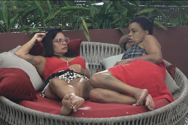 Solange olha para Tati Quebra Barraco falando de Dayane e Rico em A Fazenda 13