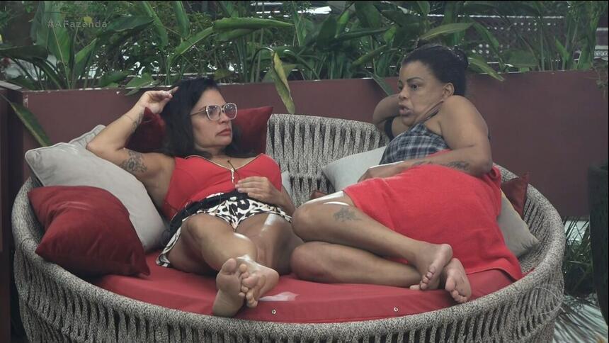 Solange olha para Tati Quebra Barraco falando de Dayane e Rico em A Fazenda 13