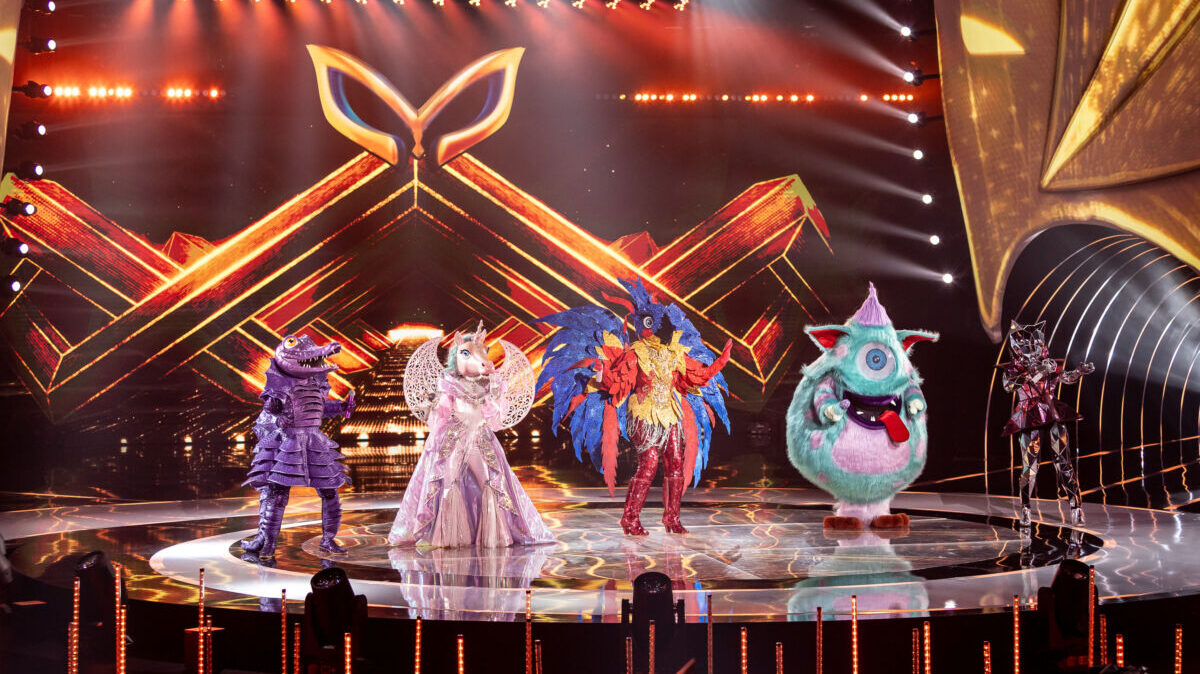 Mascarados Arara, Unicórnio, Monstro, Jacaré e Gata Espelhada durante o episódio da semifinal do The Masked Singer Brasil