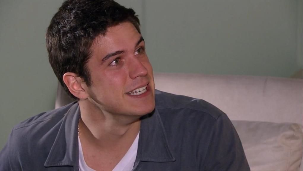 Marco Pigossi interpretando Pedro Spina em cena da novela TiTiTi