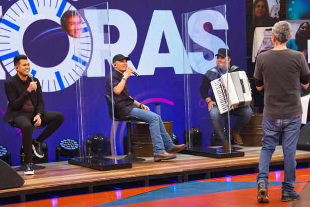 Vitor Fernandes, João Gomes e Tarcísio do Acordeon, ao lado de Serginho Groisman nos estúdios do Altas Horas