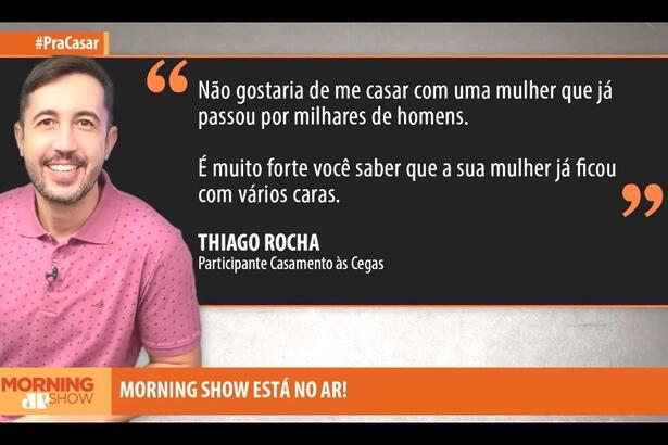 Thiago Rocha em fundo preto com frases