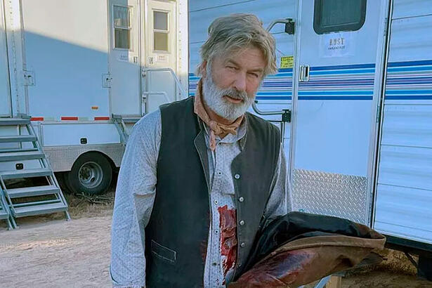 Alec Baldwin com a roupa suja de sangue no set de Rust