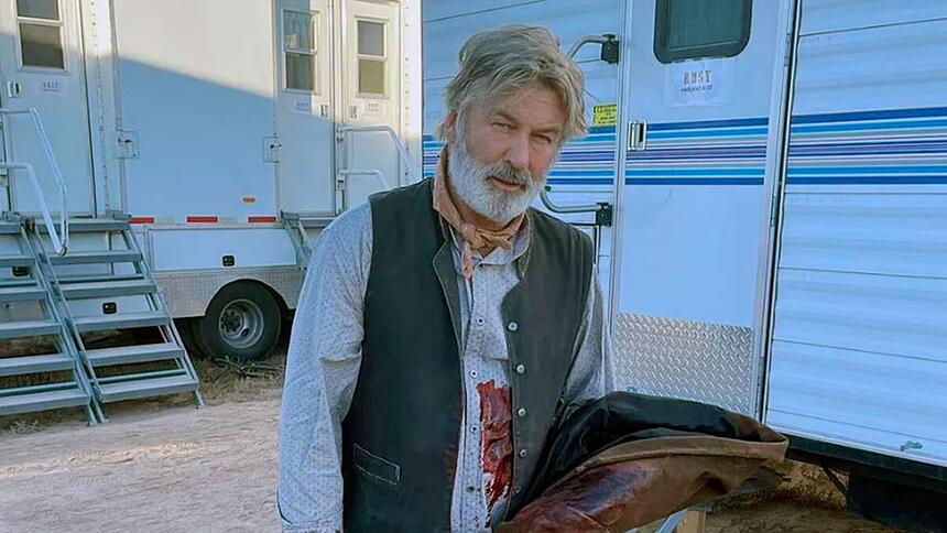 Alec Baldwin com a roupa suja de sangue no set de Rust