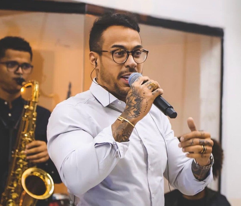 Cantor André Santos ministrando em um culto