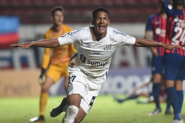 Jogador Ângelo Gabriel comemorando gol com a camisa do Santos