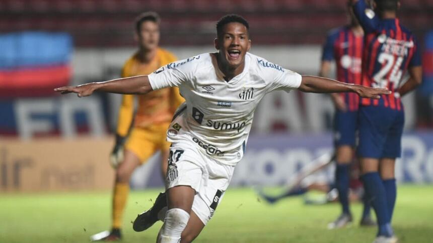 Jogador Ângelo Gabriel comemorando gol com a camisa do Santos