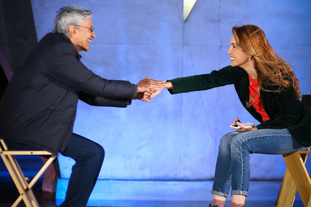 Caetano Veloso e Poliana Abritta no fundo azul para o Fantástico