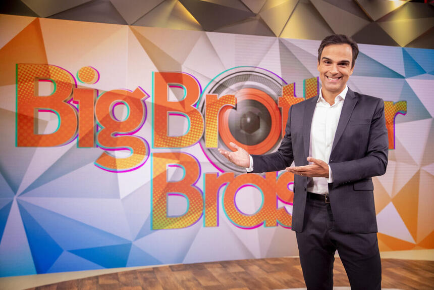 Tadeu Schmidt com logo do Big Brother Brasil no fundo