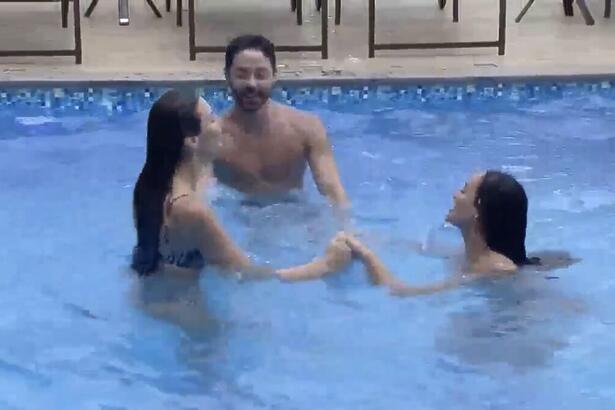 Aline ficou bastante feliz com a volta de Dayane da roça de A Fazenda 13. Enquanto estavam na piscina com Rico, as duas deram alguns selinhos.