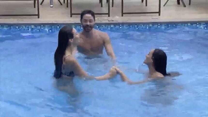 Aline ficou bastante feliz com a volta de Dayane da roça de A Fazenda 13. Enquanto estavam na piscina com Rico, as duas deram alguns selinhos.