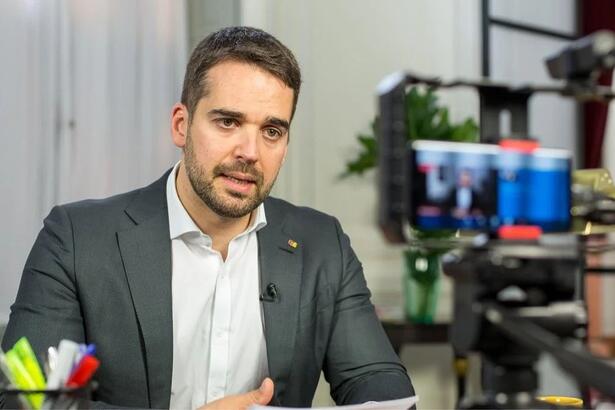 Eduardo Leite nos bastidores de gravação para vídeos institucionais