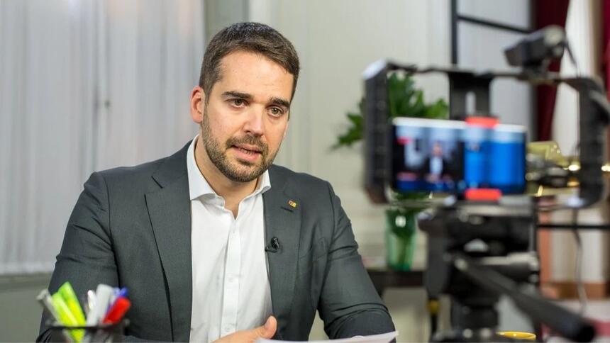 Eduardo Leite nos bastidores de gravação para vídeos institucionais