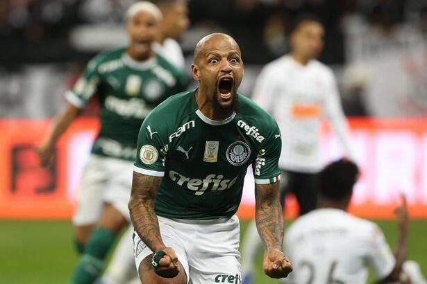 Felipe Melo esbravejando e comemorando gol com a camisa do Palmeiras contra o Corinthians