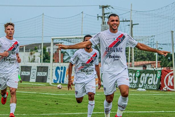 Jogadores do Ferroviário comemorando com a camisa branco claro do time