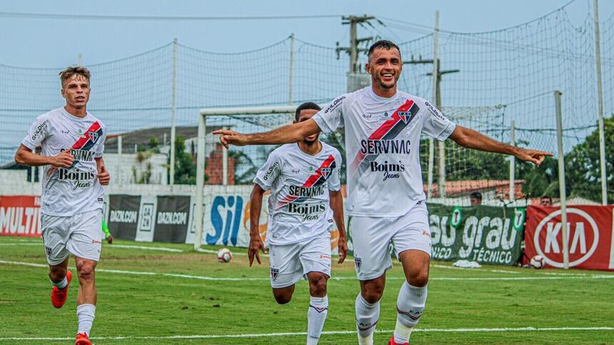 Jogadores do Ferroviário comemorando com a camisa branco claro do time