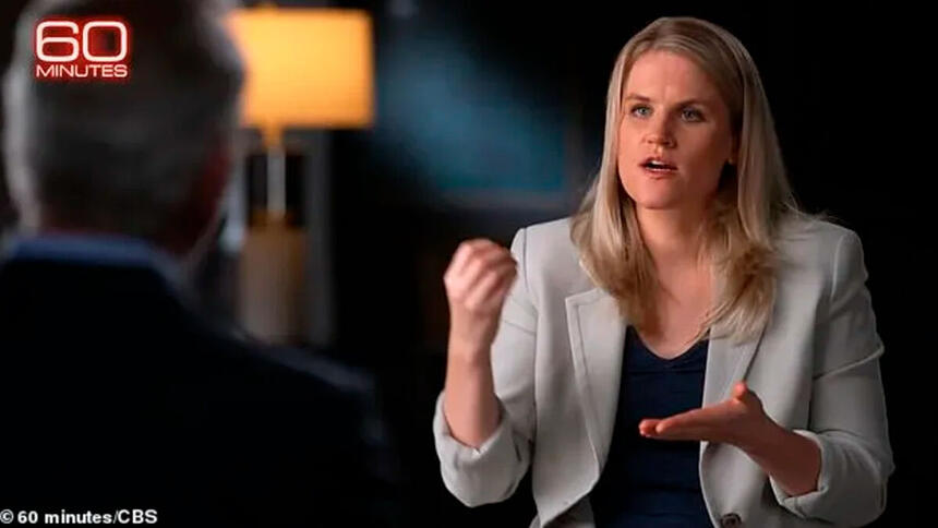 Frances Haugen, ex-funcionária do facebook, concede entrevista sentada de frente para o apresentador do 60 minutes