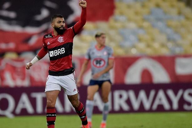 Gabigol comemorando gol com a camisa do Flamengo em jogo pela Libertadores 2021