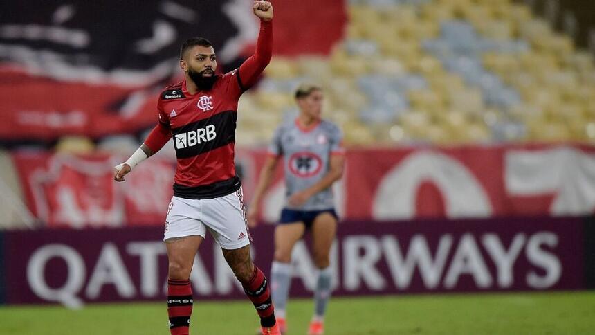 Gabigol comemorando gol com a camisa do Flamengo em jogo pela Libertadores 2021