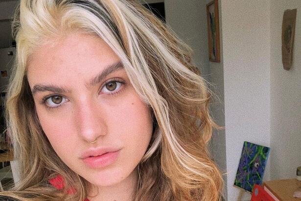 Giovanna Grigio tira uma selfie com mechas loiras para mostrar novo visual para a série ‘Rebelde’