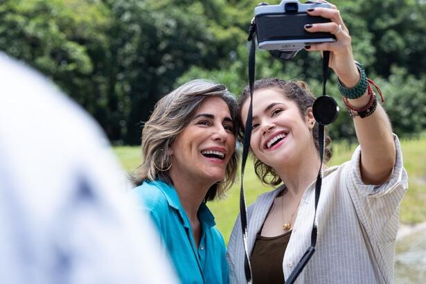 Gloria Pires e Maisa Silva tiram uma selfie no meio das gravações de 'Desapega!'