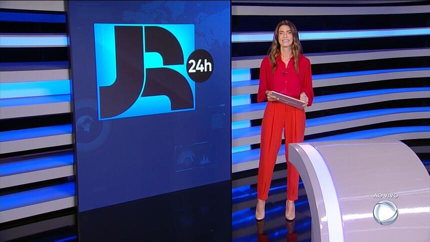 Janine Borba de conjunto vermelho apresentando o JR 24h na Record TV