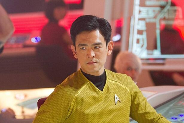 John Cho vestido de amarelo em cena de 'Star Trek', ator é o protagonista de 'Cowboy Bebop' da Netflix