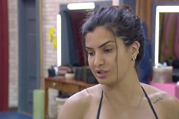 Marina Ferrari resolveu pedir desculpa a Solange Gomes, durante esta manhã em A Fazenda 13. A influenciadora disse que se arrependeu de ter dito que a ex-banheira do Gugu iria sair do reality cancelada.