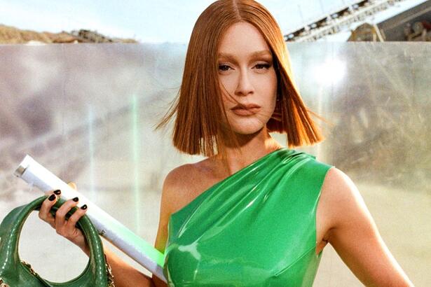 Marina Ruy Barbosa posa com vestido verde e novo corte de cabelo