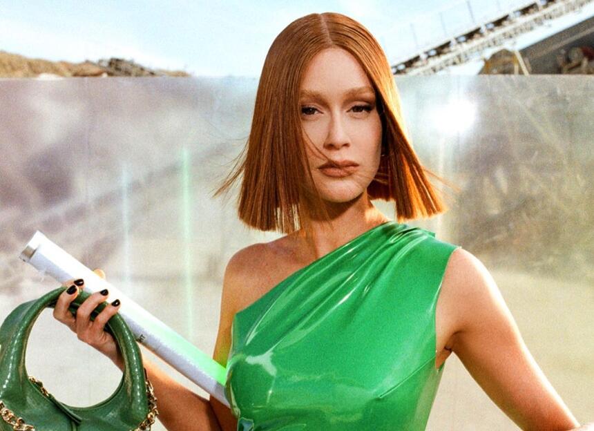 Marina Ruy Barbosa posa com vestido verde e novo corte de cabelo