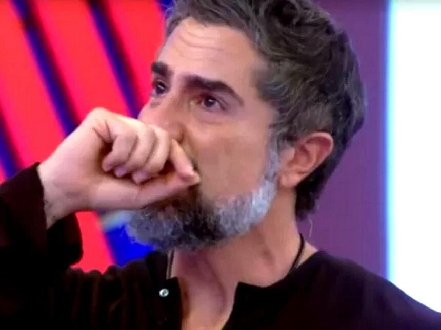 Marcos Mion chorando no palco