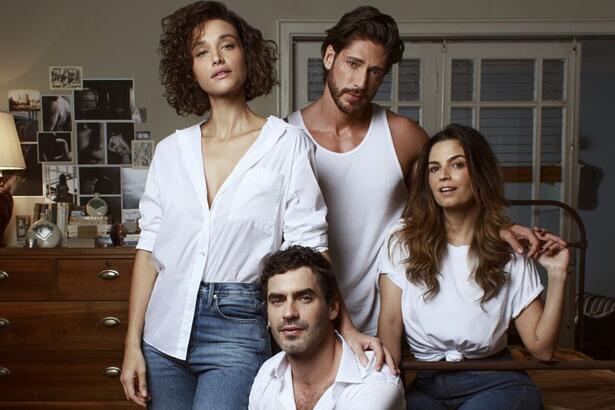 Débora Nascimento, Emanuelle Araújo, Nikolas Antunes e ngelo Rodrigues posam para foto em cena da série 'Olhar Indiscreto' da Netflix