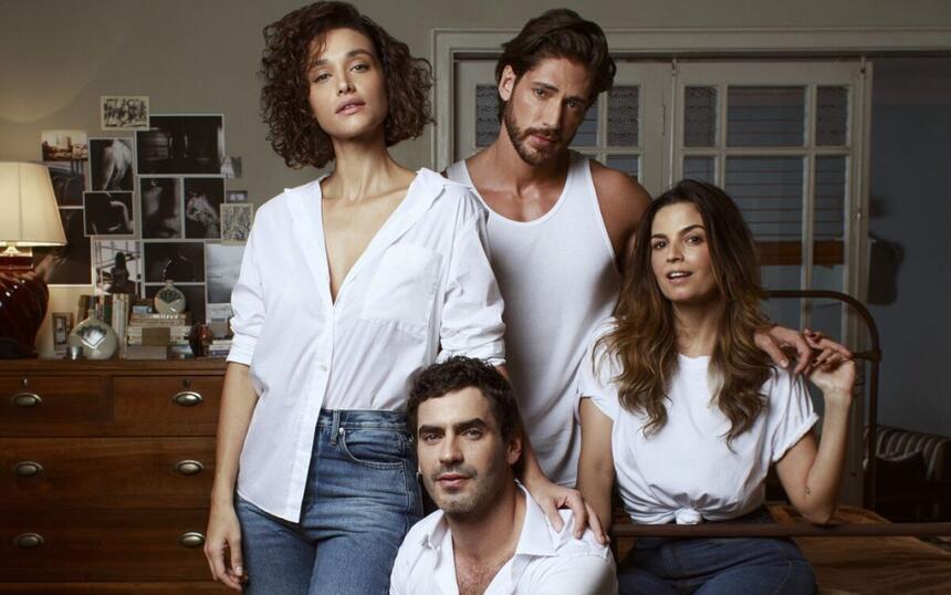 Débora Nascimento, Emanuelle Araújo, Nikolas Antunes e ngelo Rodrigues posam para foto em cena da série 'Olhar Indiscreto' da Netflix