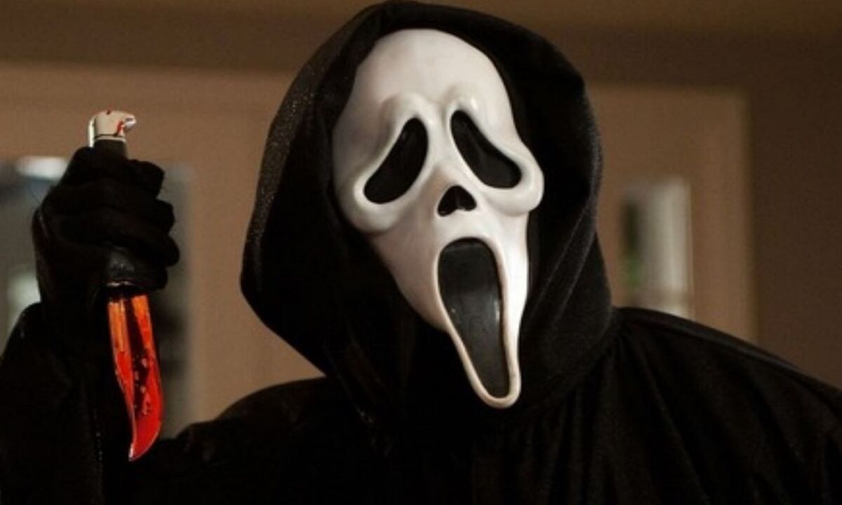 O personagem Ghostface em cena do filme 'Pânico'