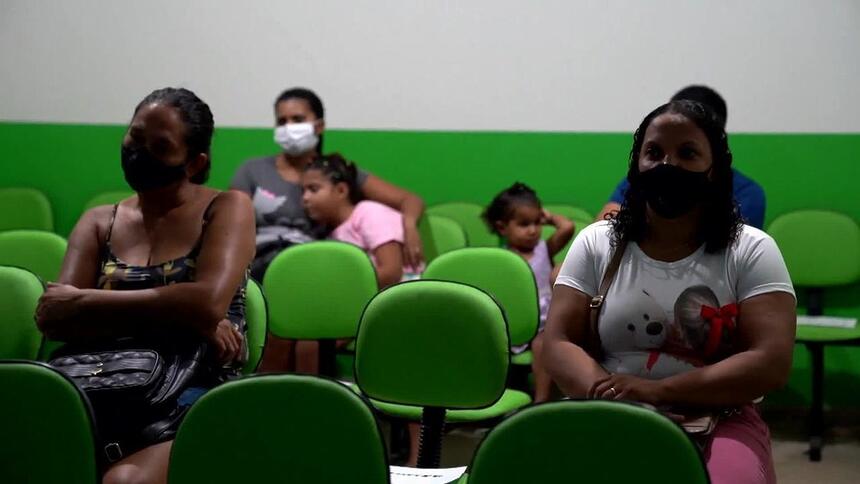 Mulheres sentadas em cadeiras dentro de um hospital, em um trecho do Profissão Repórter sobre o acesso de mulheres a métodos contraceptivos